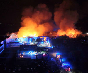 Gigantyczny pożar hal produkcyjnych w Bramkach. W akcji setki strażaków