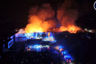 Gigantyczny pożar hal produkcyjnych w Bramkach. W akcji setki strażaków