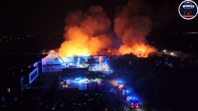 Gigantyczny pożar hal produkcyjnych w Bramkach. W akcji setki strażaków