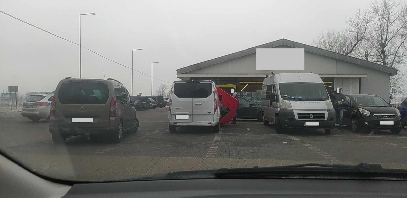 Zwłoki z raną postrzałową w głowie na parkingu w Krzywiniu 