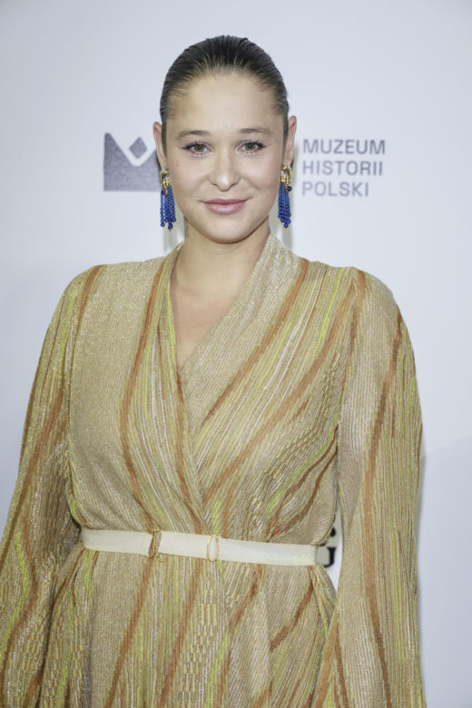 Anna Szymańczyk kiedyś i dziś. Tak aktorka zmieniała się od "Pierwszej miłości" do roli w "Znachorze"