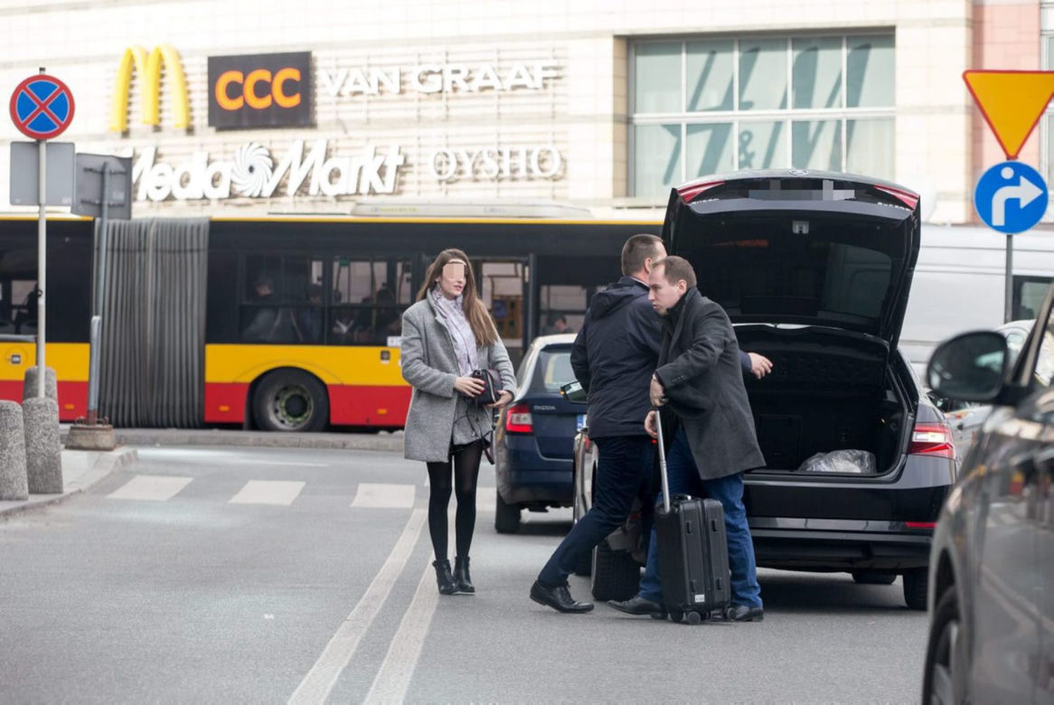 Tak całuje wiceminister Andruszkiewicz na dworcu