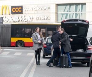 Tak całuje wiceminister Andruszkiewicz na dworcu