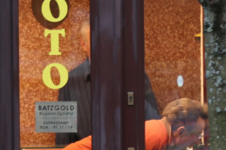 Paweł Wilczak szuka złota w w lombardzie