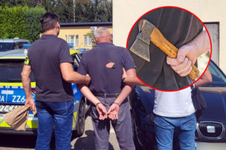 Zaatakował strażników miejskich siekierą, groził śmiercią. Chwilę wcześniej znęcał się nad rodziną