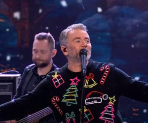 TVN zrobił to jako pierwszy. Badach w świątecznym sweterku otwiera sezon na Mikołaja i choinki