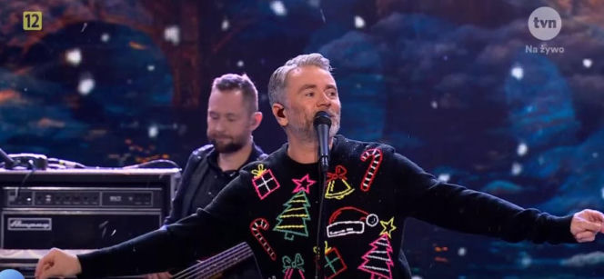 TVN zrobił to jako pierwszy. Badach w świątecznym sweterku otwiera sezon na Mikołaja i choinki