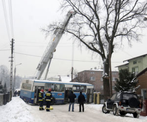 Sączów: Sanki wjechały pod autobus. 10-latek nie żyje, 8-latka w stanie ciężkim