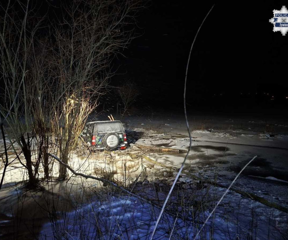 Samochód na tafli jeziora w Żywcu