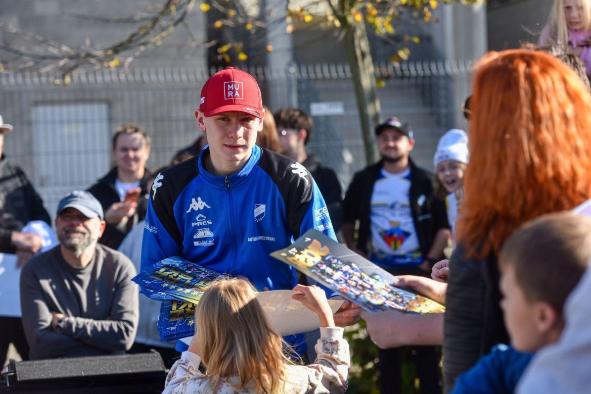 Tak PRES Toruń świętował mistrzostwo z kibicami! Feta pod Motoareną