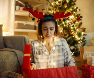 Takich prezentów świątecznych od rodziny nie przyjmuj. Wróżka Aida ostrzega, że przyciągają nieszczęścia. Przesady o prezentach na święta