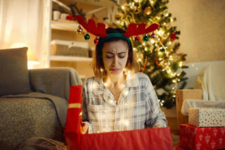 Takich prezentów świątecznych od rodziny nie przyjmuj. Wróżka Aida ostrzega, że przyciągają nieszczęścia. Przesady o prezentach na święta