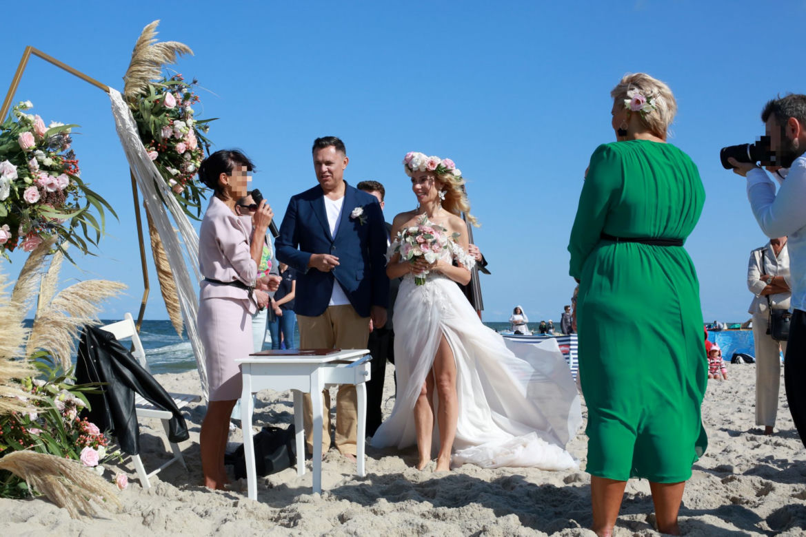Małgorzata Opczowska wzięła ślub z Jackiem Łęskim na plaży