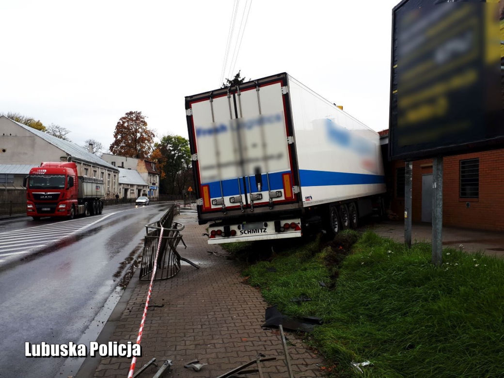 Rozpędzony tir uderzył w budynek sklepu przy ul. Moniuszki we Wschowie
