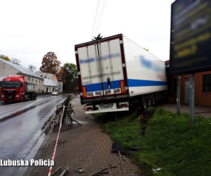 Rozpędzony tir uderzył w budynek sklepu przy ul. Moniuszki we Wschowie