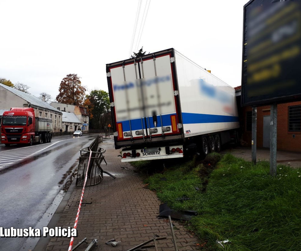 Rozpędzony tir uderzył w budynek sklepu przy ul. Moniuszki we Wschowie