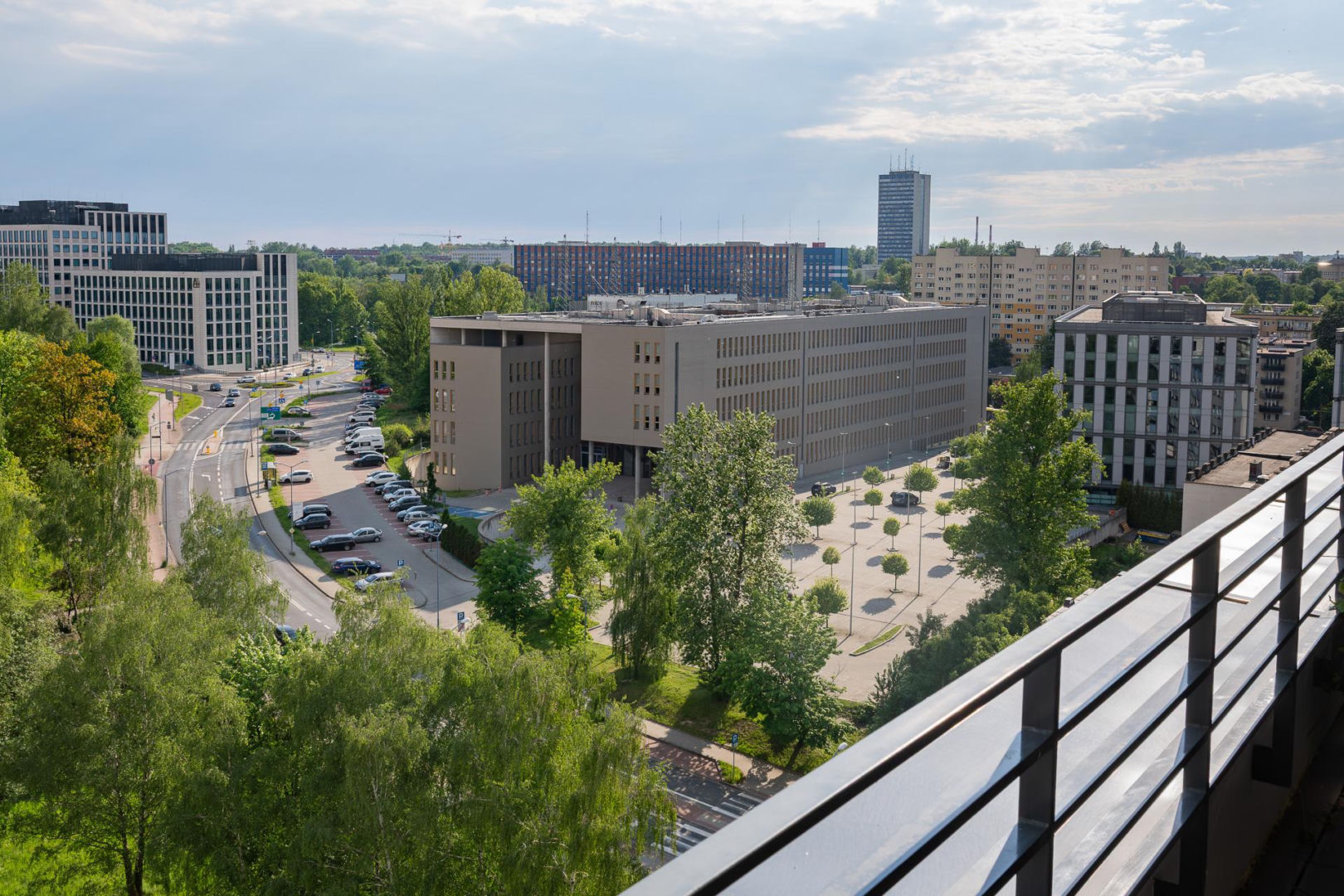 Damrota Garden - apartamentowiec w Katowicach z drzewami na fasadzie i dachu - czerwiec 2026