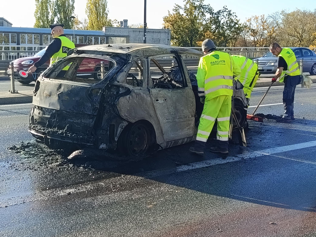 Pożar osobówki na Trasie Łazienkowskiej