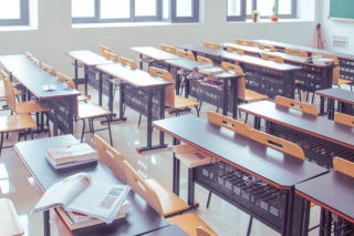 7 szkół na nauczaniu hybrydowym. Kolejne placówki z zakażeniami