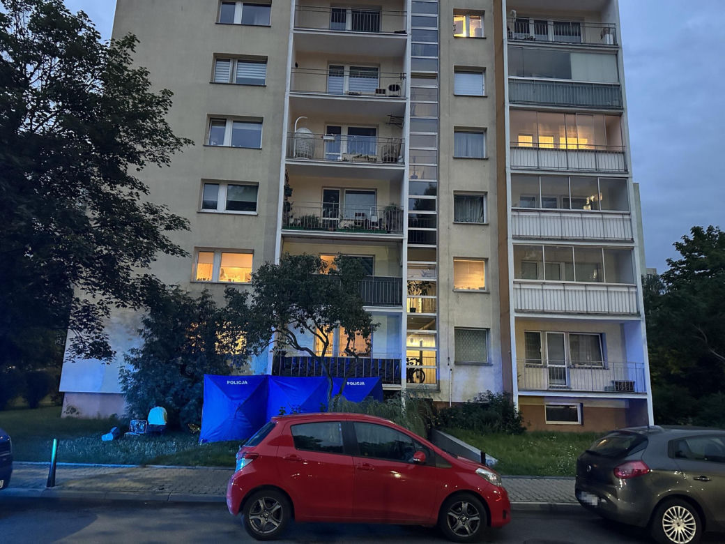 Runęła z 9 pietra w bloku na Mokotowie. Nie było szans na ratunek, kobieta nie żyje
