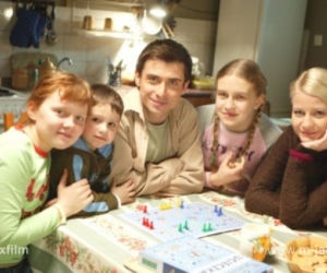 M jak miłość. Marek (Kacper Kuszewski), Hanka (Małgorzata Kożuchowska), Mateusz (Krystian Domagała), Ula (Iga Krefft), Natalka (Marcjanna Lelek)