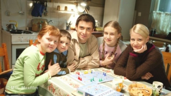 M jak miłość. Marek (Kacper Kuszewski), Hanka (Małgorzata Kożuchowska), Mateusz (Krystian Domagała), Ula (Iga Krefft), Natalka (Marcjanna Lelek)