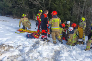 Koszmarny wypadek na stoku narciarskim na Podhalu. Mężczyzna uderzył w drzewo i wpadł do potoku