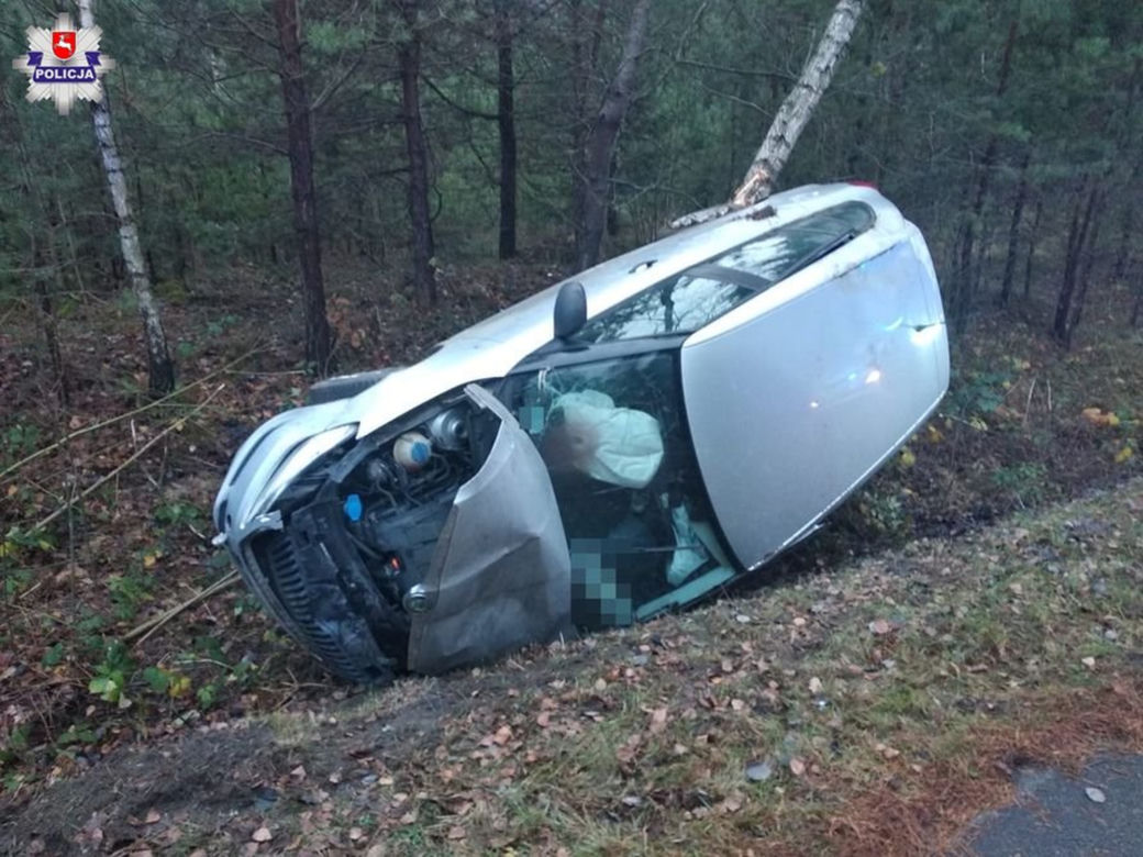 25-latek ukradł cztery telefony i podczas ucieczki wpadł autem do rowu