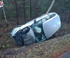 25-latek ukradł cztery telefony i podczas ucieczki wpadł autem do rowu