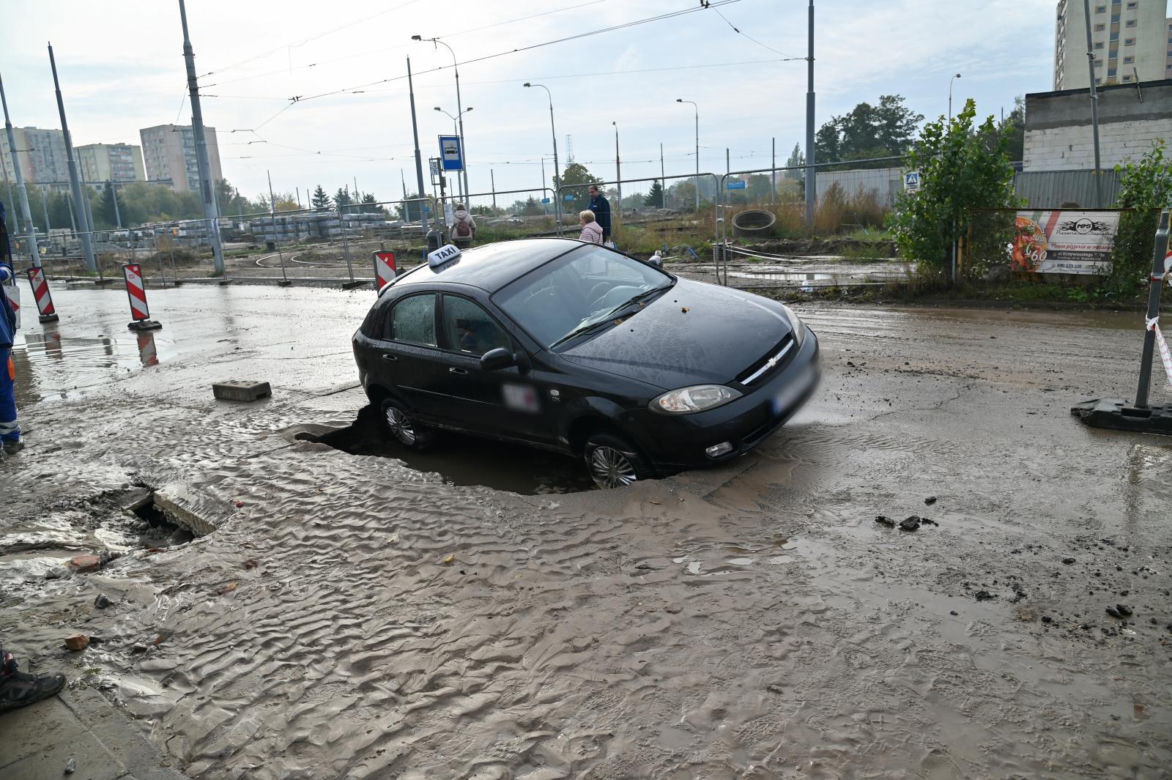 Droga zapadła się pod samochodem