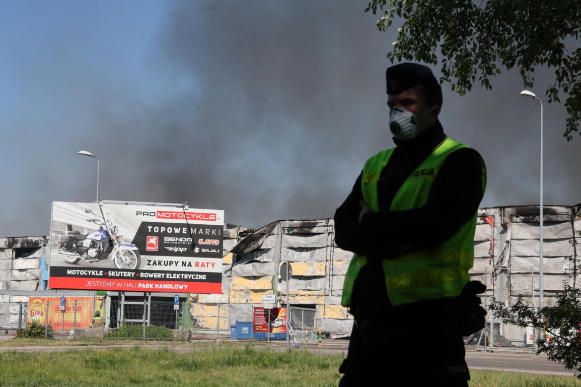 Pożar na Marywilskiej 44. Nieznana osoba z bronią wdarła się na teren centrum 
