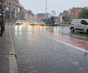 Wrocław pod wodą! Tramwaje stoją, ulice zamieniły się w rzeki