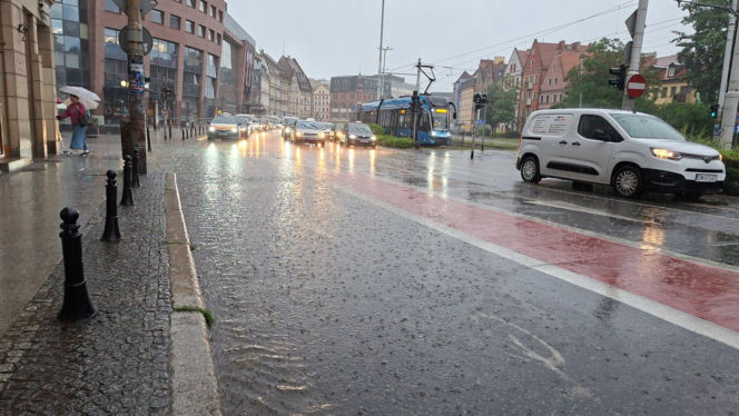 Wrocław pod wodą! Tramwaje stoją, ulice zamieniły się w rzeki