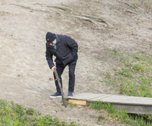 Karol Karski w lesie