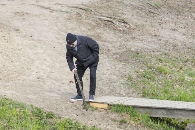 Karol Karski w lesie