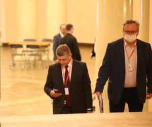Sesja Rady miasta w rękawiczkach
