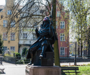 Król, Neptun i astronom przypominają o noszeniu maseczek