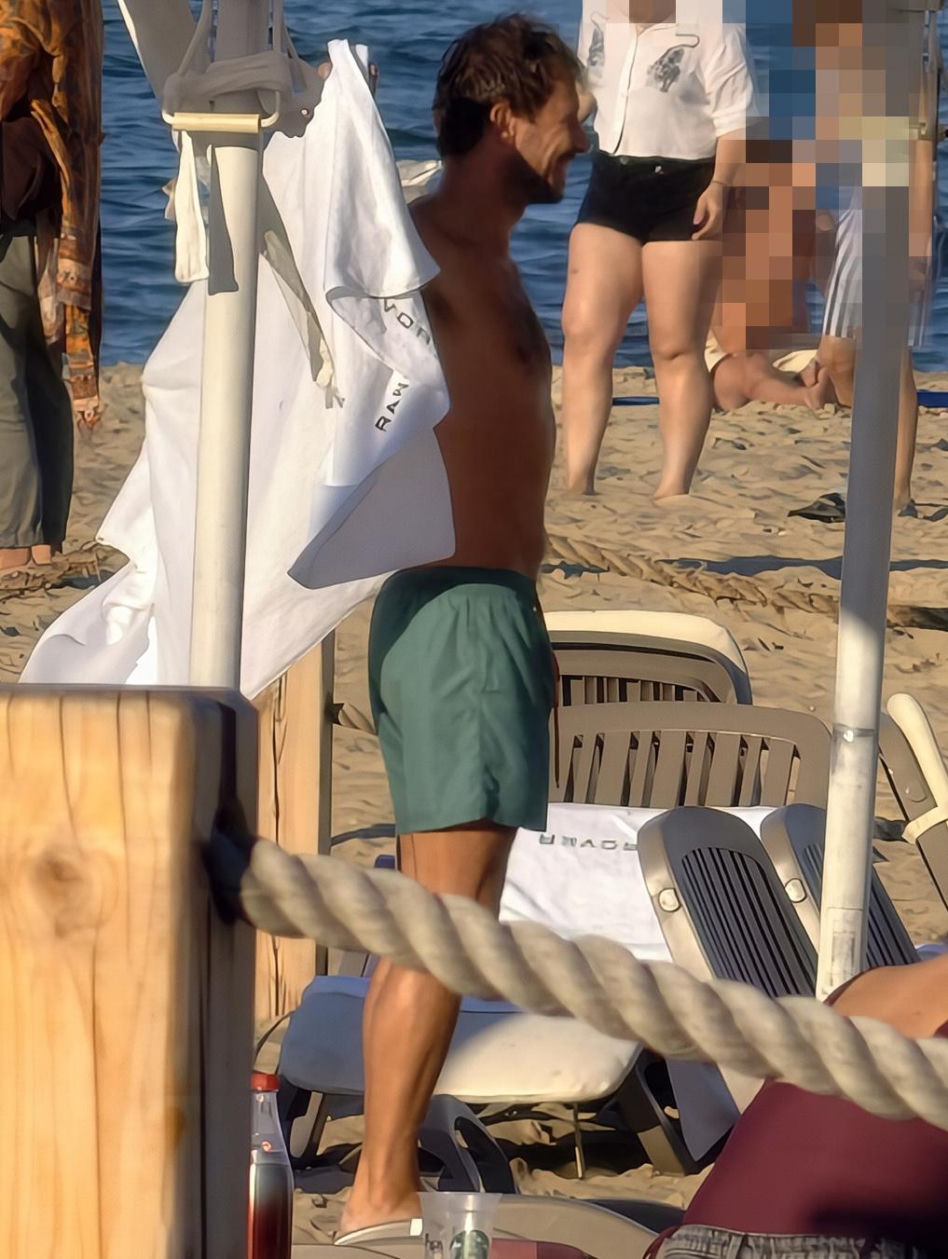 Mateusz Banasiuk na plaży w Sopocie. Tak wyglądał, gdy zrzucił koszulkę!