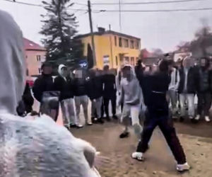 Uczniowie urządzili sobie „ustawkę” pod szkołą! Bójka na oczach tłumu. Nagrania trafiły do sieci