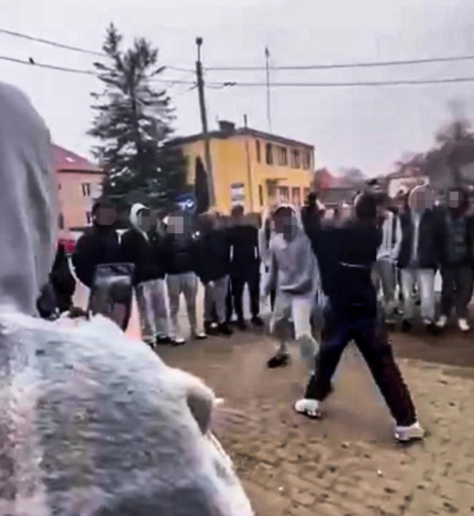 Uczniowie urządzili sobie „ustawkę” pod szkołą! Bójka na oczach tłumu. Nagrania trafiły do sieci