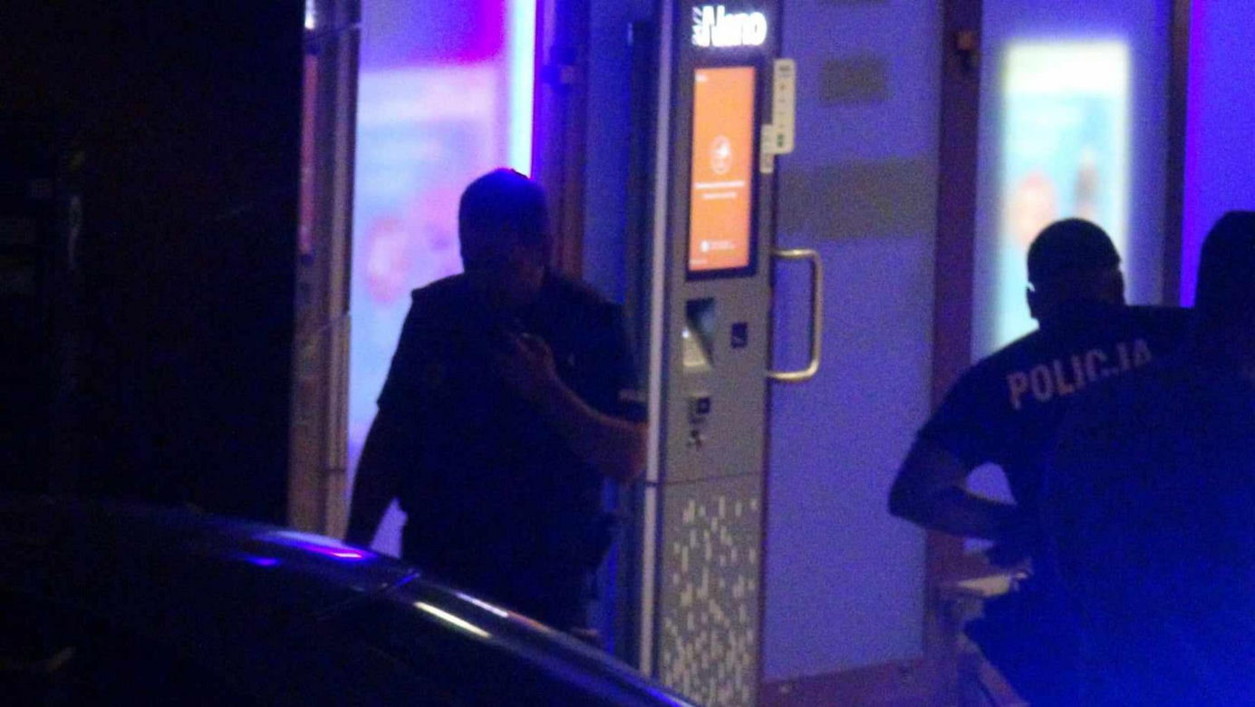 Atak nożownika na Woli. Ranny przebiegł kilkaset metrów i padł na ziemię. Zatrzymali jedną osobę, trwa akcja policji