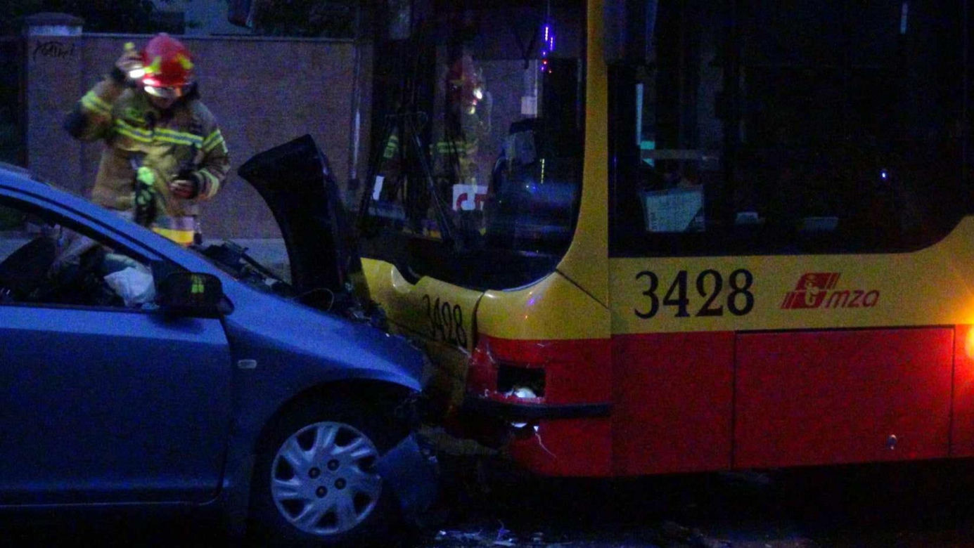 Czołowe zderzenie osobówki i autobusu miejskiego. Jedna osoba w stanie ciężkim