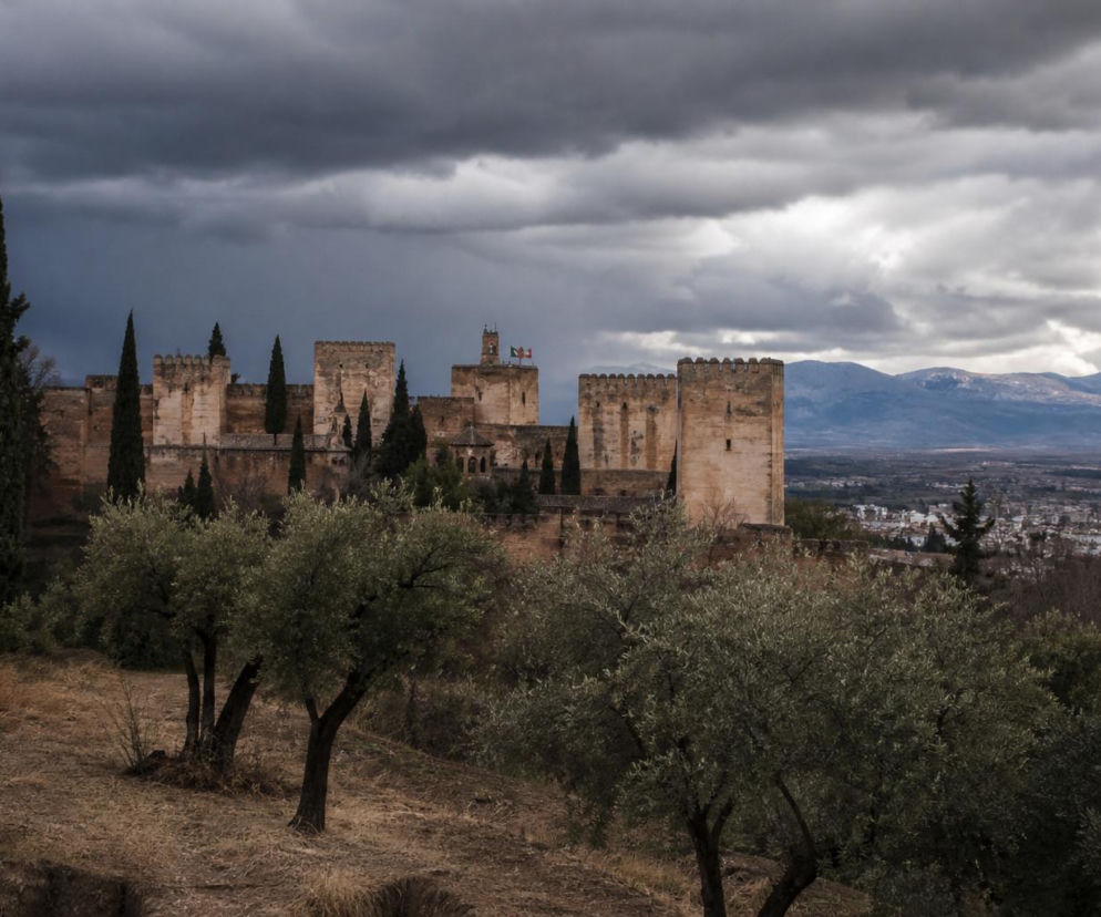 Twierdza Alhambra w Grenadzie pod ciemnymi chmurami. O wstrząsach wtórnych w Andaluzji przeczytasz na SE.