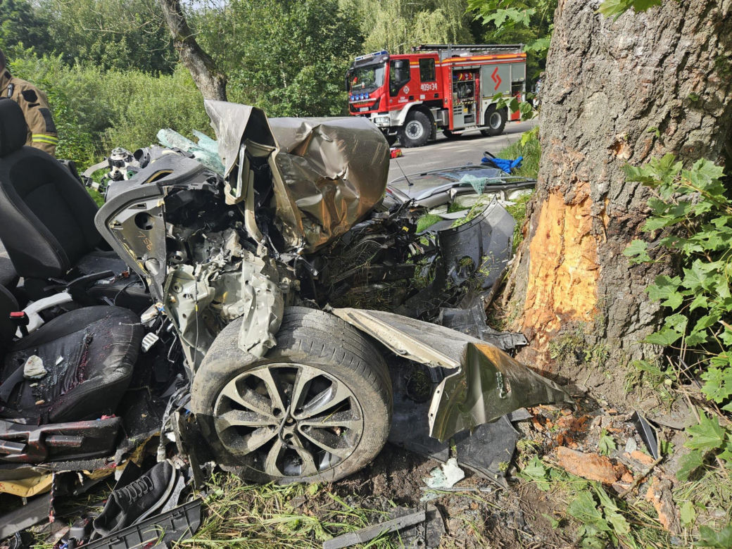 Samochód z czteroosobową rodziną uderzył w drzewo. Tragiczny wypadek na trasie Górowo Iławeckie – Kamińsk