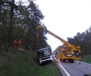 Autobus z dziećmi wypadł z drogi 