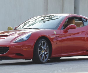 Paris Hilton w Ferrari California Roadster