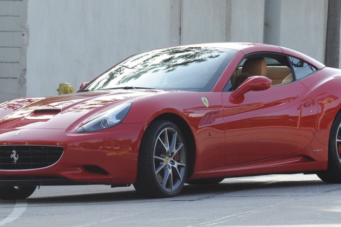 Paris Hilton w Ferrari California Roadster