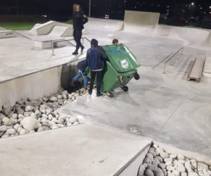 Zabawa na skateparku w Bełchatowie! Zamiast rolek... kontener na śmieci!