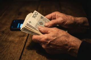 Oszustwo na wnuczka w Olsztynie. 19-latek wpadł tuż po odebraniu 47 tys. zł