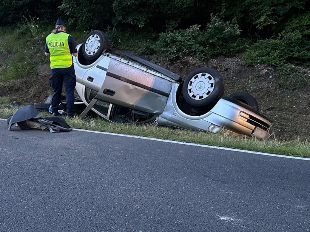 Wypadek na DK 20 pod Bytowem. Rodzina z dziećmi dachowała. Sarna wyskoczyła na jezdnię